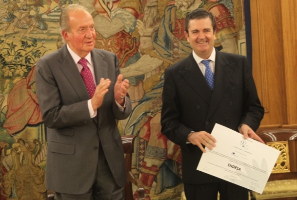Su Majestad el Rey tras entregar el diploma que acredita el IX Premio FONDENA al presidente de Endesa, Borja Prado